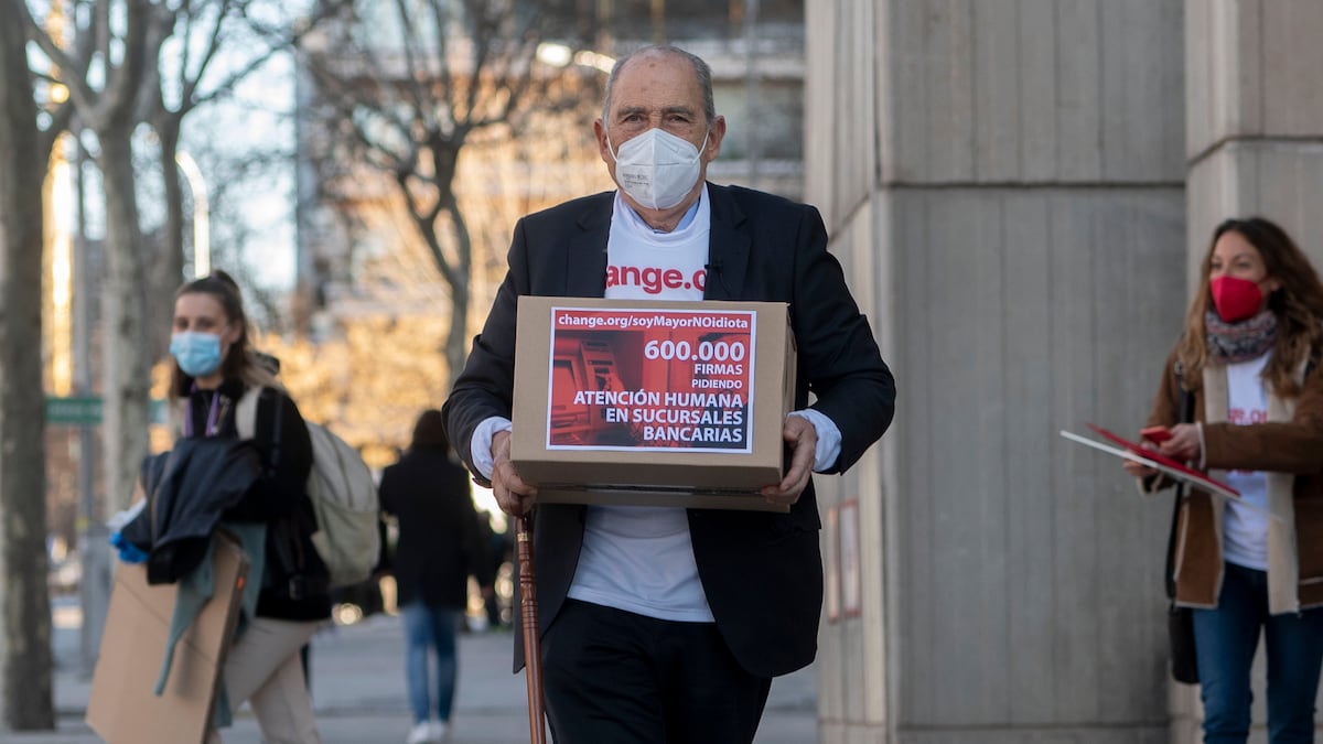 el_pais's tweet card. Las entidades financieras están moviendo ficha pese a que el protocolo con el que pretenden mejorar la atención no ha sido aún presentado oficialmente