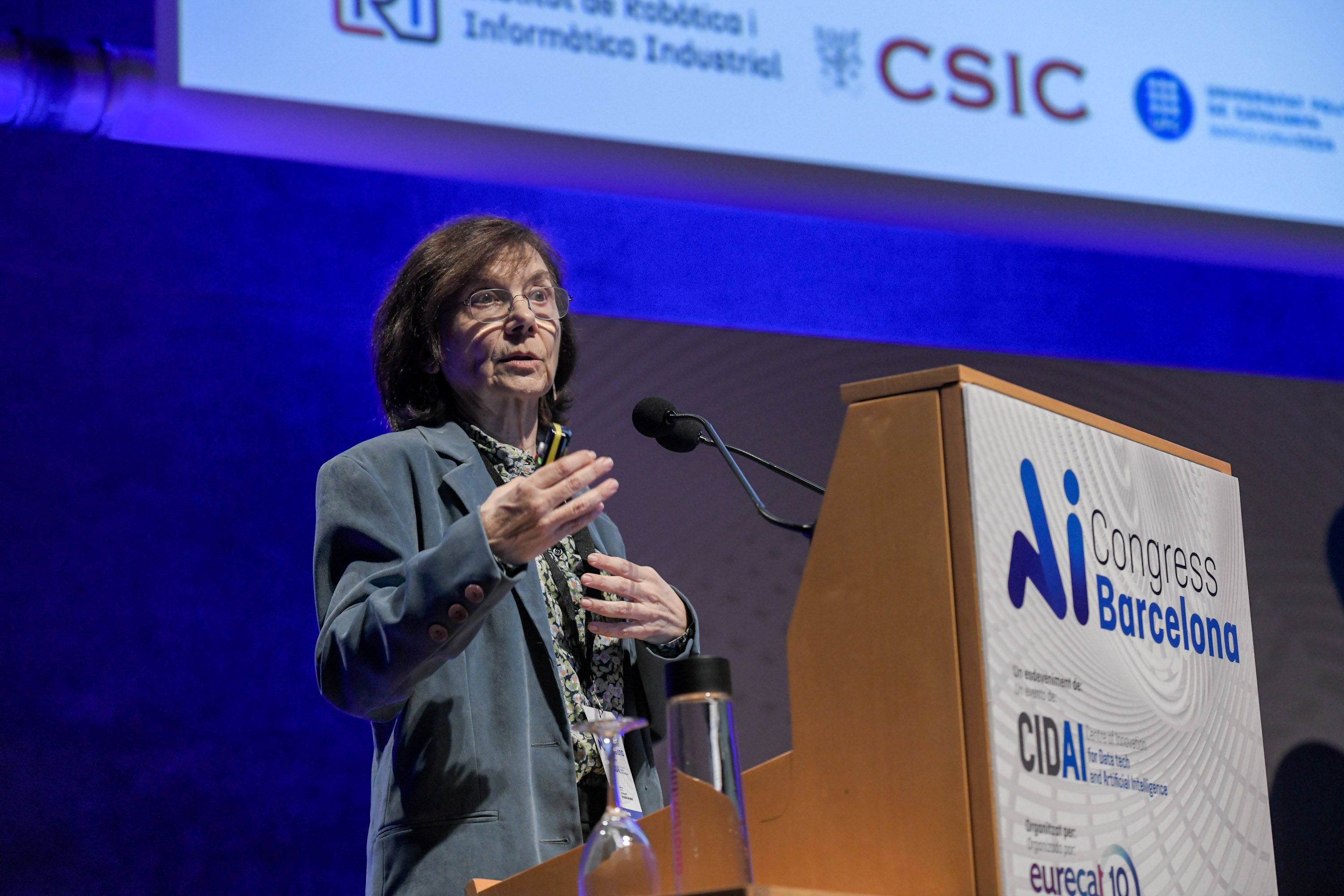 VIAEmpresa's tweet card. La investigadora del CSIC reivindica la cocreació tecnològica amb altres disciplines i mostra preocupació amb aplicacions com Sora