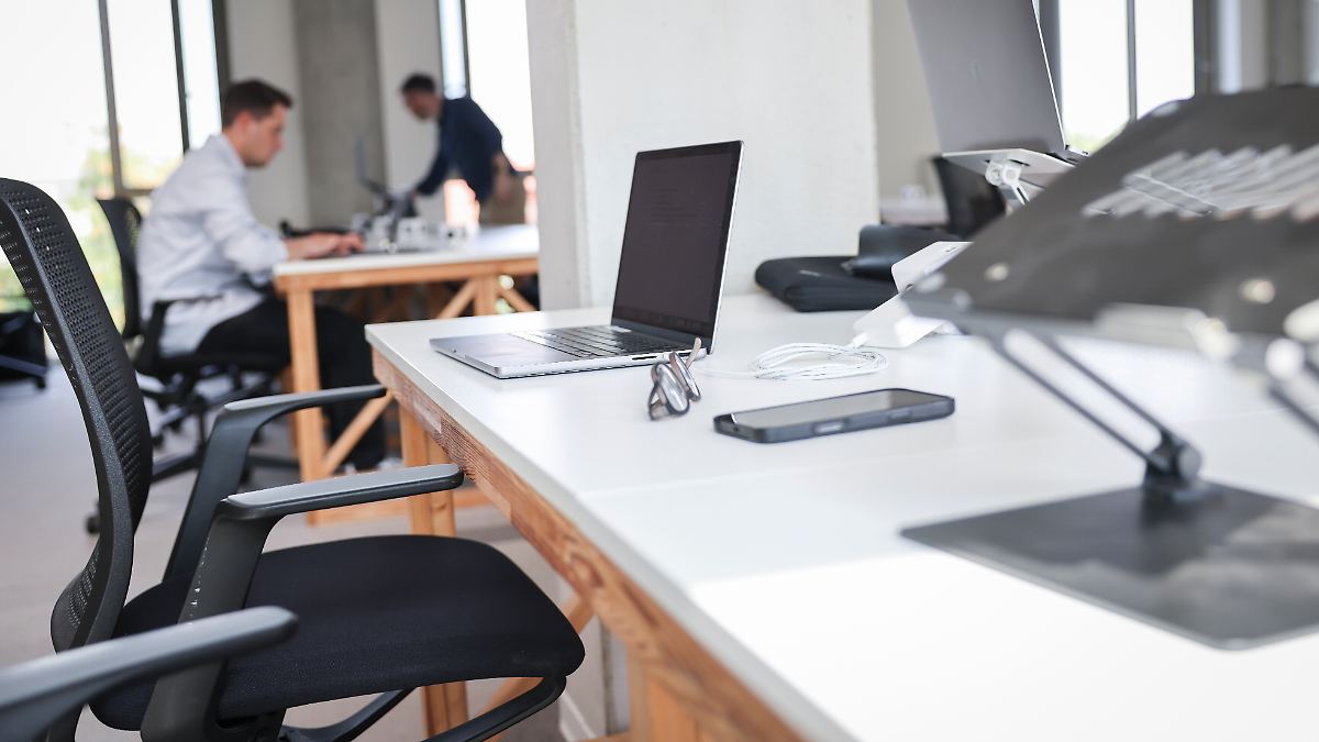 nhaerting's tweet card. Microsoft Teams wird bald erkennen können, ob Arbeitnehmer tatsächlich im Büro sind. Im Gespräch mit ntv.de erklärt der Berliner Datenschutzexperte Niko Härting, warum diese Funktion rechtlich heikel...