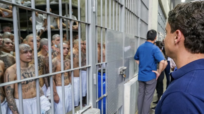 Poder360's tweet card. Nomes como Tarcísio e Nikolas defendem o "modelo Bukele", que reduziu homicídios para 1,9 por 100 mil sob estado de exceção. Leia no Poder360.