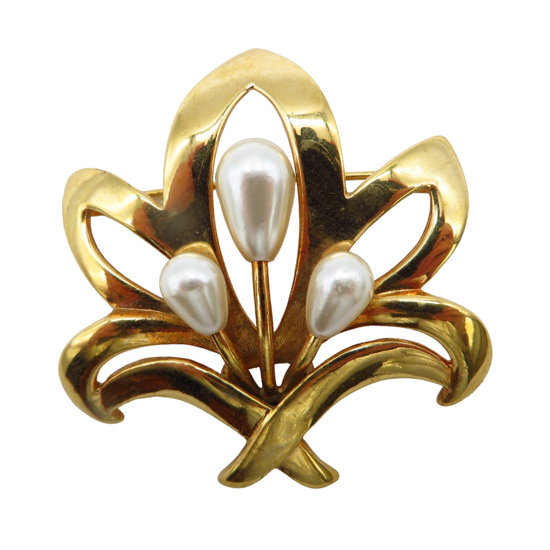 LPevear15783's tweet card. This Brooches item by LeesVintageJewels has 20 favorites from Etsy shoppers. Ships from Newport, NH. Listed on Aug 21, 2025