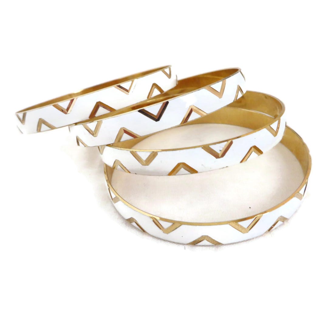 LPevear15783's tweet card. This Bangles item by LeesVintageJewels has 10 favorites from Etsy shoppers. Ships from Newport, NH. Listed on Sep 16, 2025