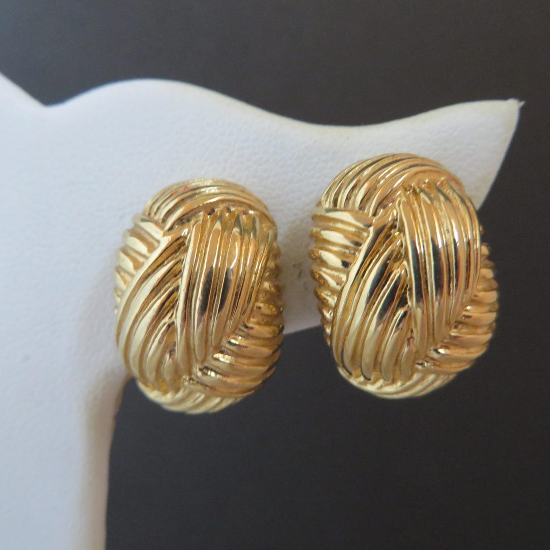 LPevear15783's tweet card. This Clip-On Earrings item by LeesVintageJewels has 2 favorites from Etsy shoppers. Ships from Newport, NH. Listed on Oct 4, 2025