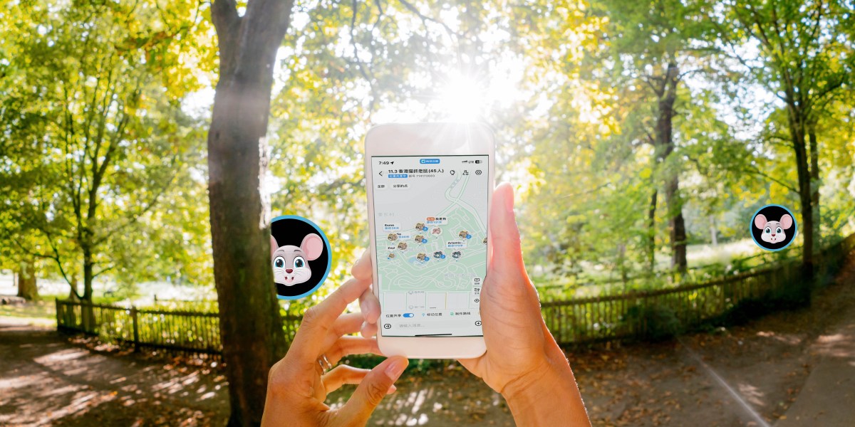 SouveraineTech's tweet card. I was in a park with 40 strangers, trying to catch and evade each other with the help of live locations shared through a map app.