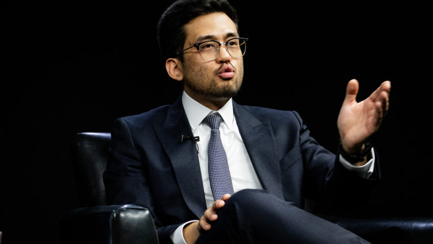 Poder360's tweet card. Projeto define critérios para caracterizar cobrança abusiva, limita alíquotas usadas como proteção econômica e estabelece relatórios anuais sobre capacidade produtiva nacional. Leia no Poder360.