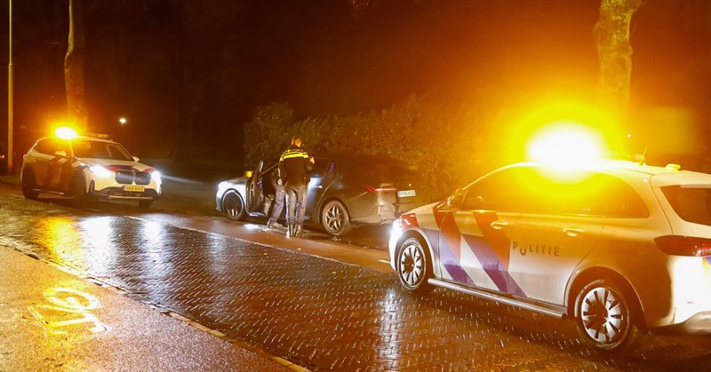 Politie zoekt verdachten na doorzoeking auto in Naarden