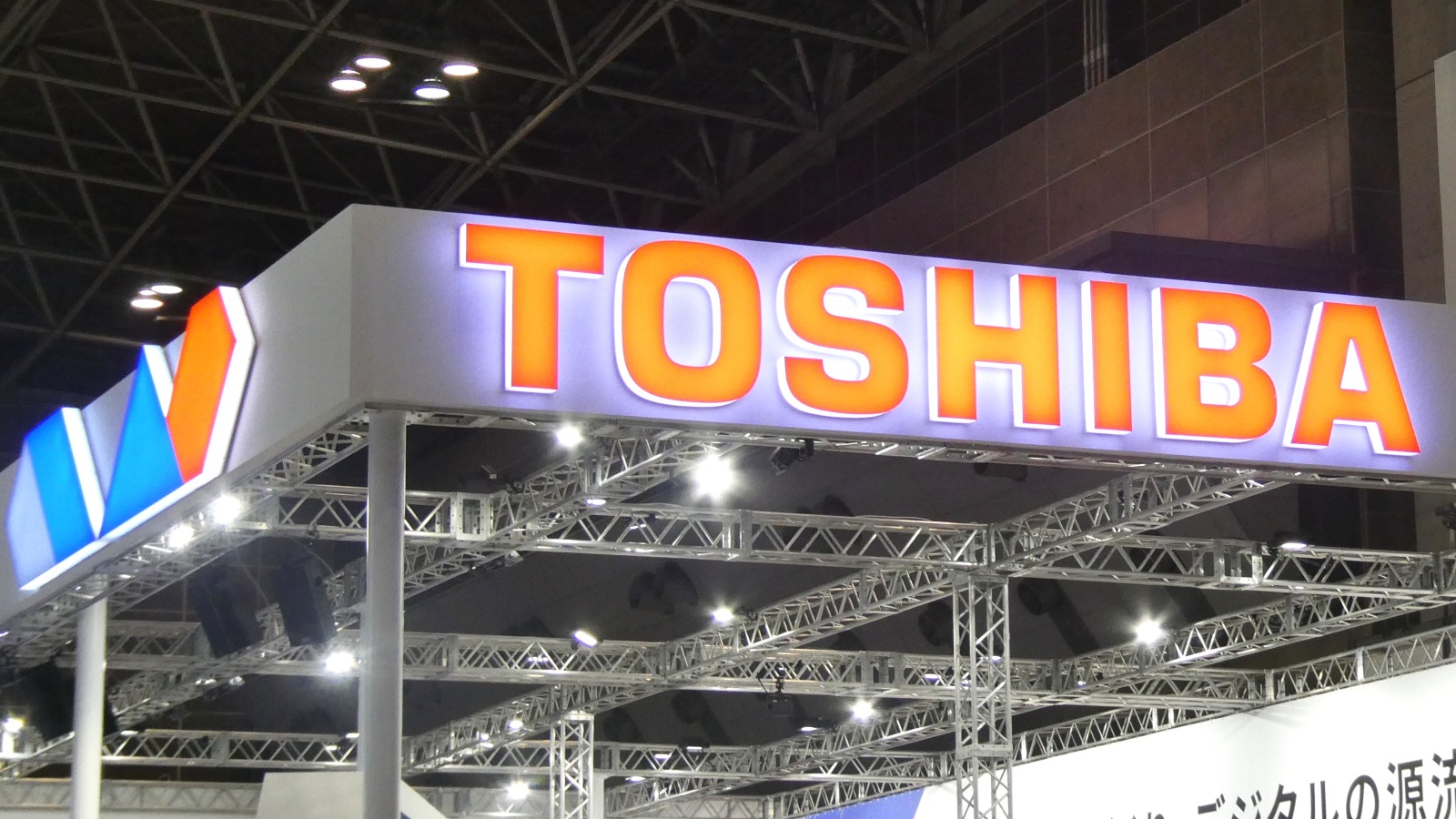 beginner_ai's tweet card. 　東芝は、プラントなどの制御に広く用いられているPID制御方式のパラメーターをAI（人工知能）で適正化する「AI駆動PID」を「IIFES 2025」に出展した。人手によるパラメーター調整の工数を削減し、制御の最適化によって安定したプラント操業につなげる。