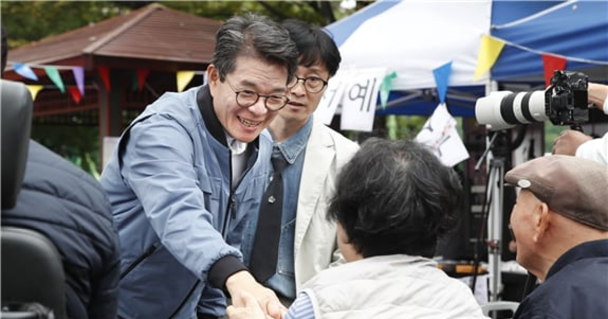 Jaemyung_Lee's tweet card. 성동구(구청장 정원오)가 성동구민을 대상으로 한 ‘2025 정기 여론조사’에서 구정 만족도 92.9%를 기록하며 ‘정원오 파워’를 입증했다. 성동구가 여론조사기관 한국리서치에 의뢰해 지난 10월 21일부터 24일까지 성동구 거주 만 18세 이상 성인남녀 1500명을 대상으로 진행한 여론조사에서 “성동구가 일을 잘하고 있다”고 대답한 비율이 92.9%를 기록