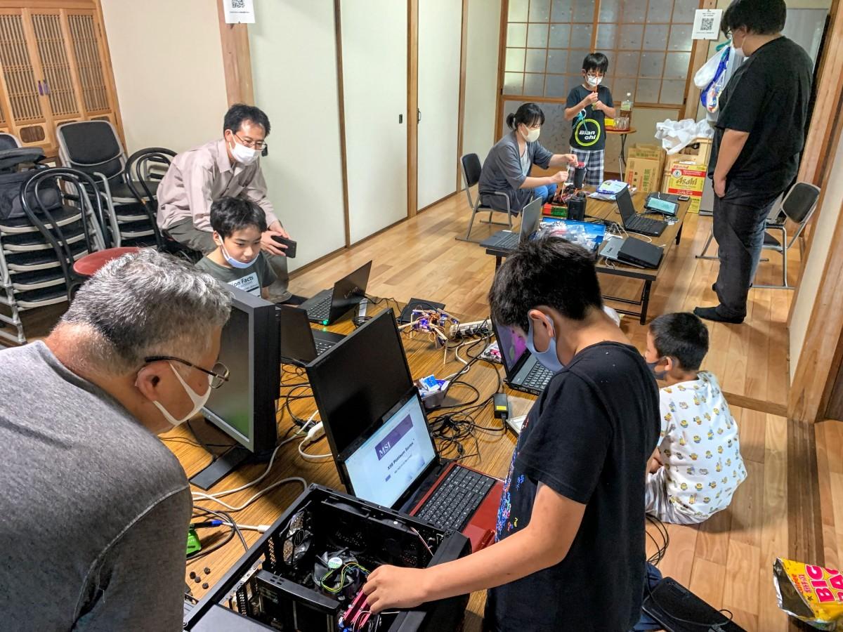 abee2's tweet card. 子どものためのプログラミング教室「CoderDojo（コーダ―道場）松山」が運営を始め、プログラミングや電子工作に取り組む子どもたちをサポートしている。