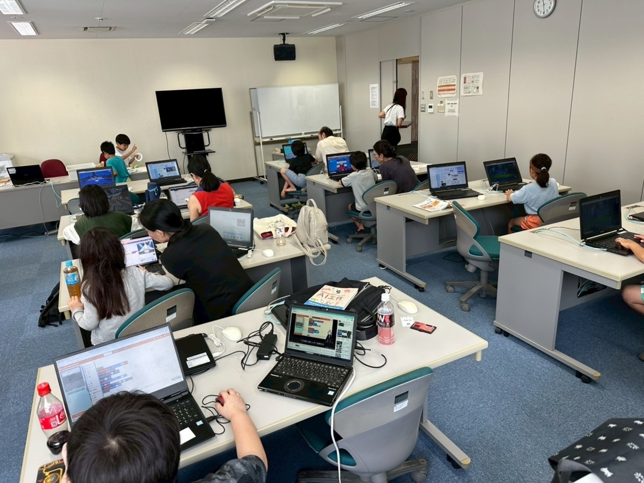 CoderDojoNaha's tweet card. 2025年6月7日(土)に開催しました。 先月は会場の都合でお休みしたので2ヶ月ぶりの開催となります。 今回は CoderDojo名護の方が遊びに来てくれたのと、申し込みもいつもより多くてかなり賑やかな会となりました。 全体の様子。いつもより人多いです 参加ニンジャ 中学3年生: 1人 小学6年生: 1人 小学5年生:…