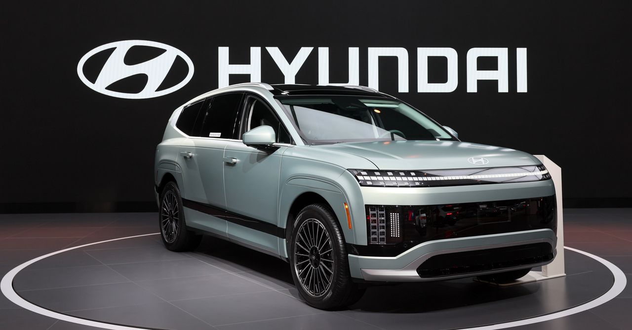 dynamicsTutor's tweet card. Amazon’s partnership with Hyundai means you can use the e-retailer to purchase a brand-new car online. More manufacturers will be joining the new service, called Amazon Autos, next year.