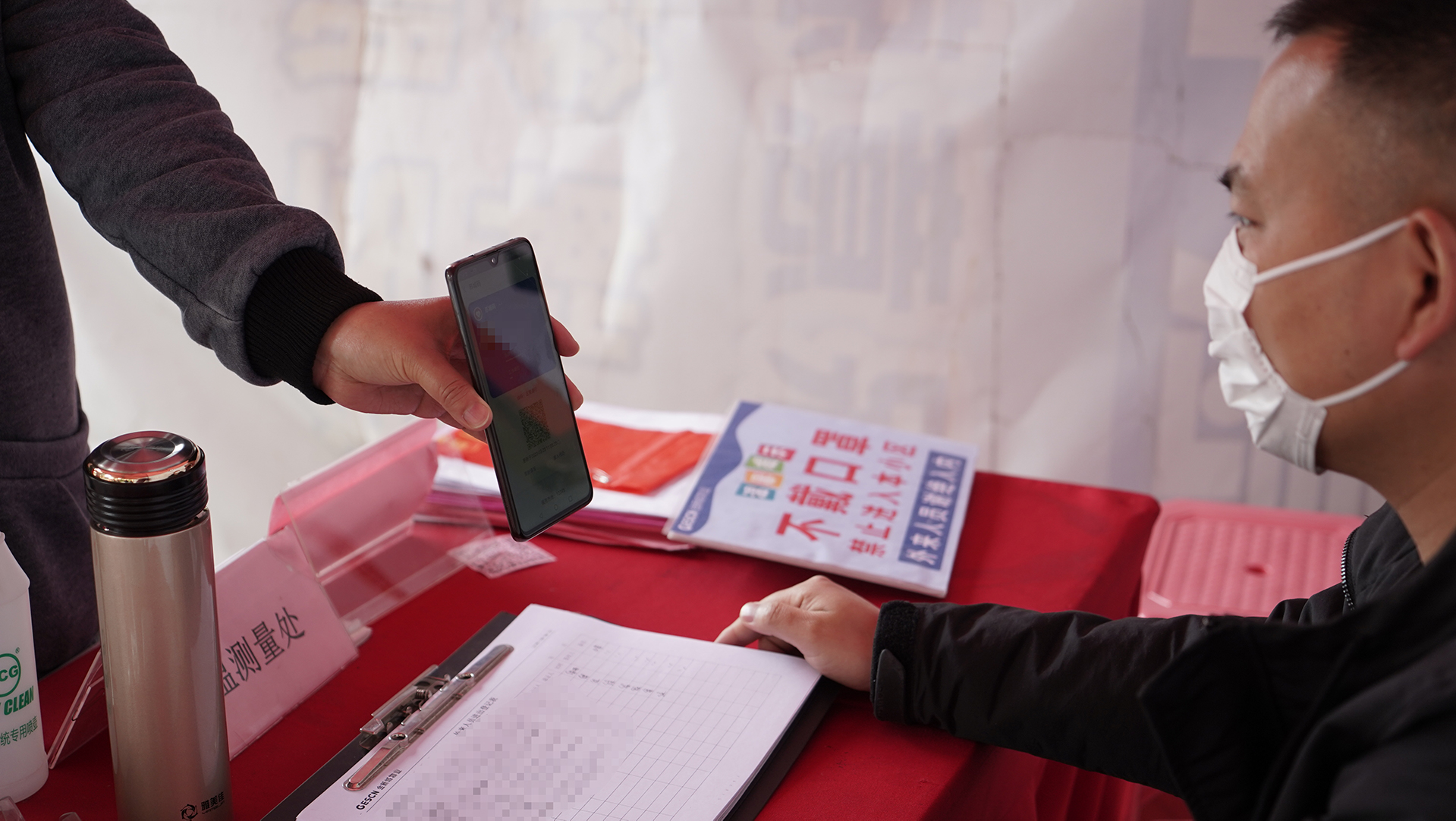 technodechina's tweet card. Whose fault is a major data leak from Beijing’s “health code” digital quarantine system? Is it leaky digital platforms, or crazy fans?