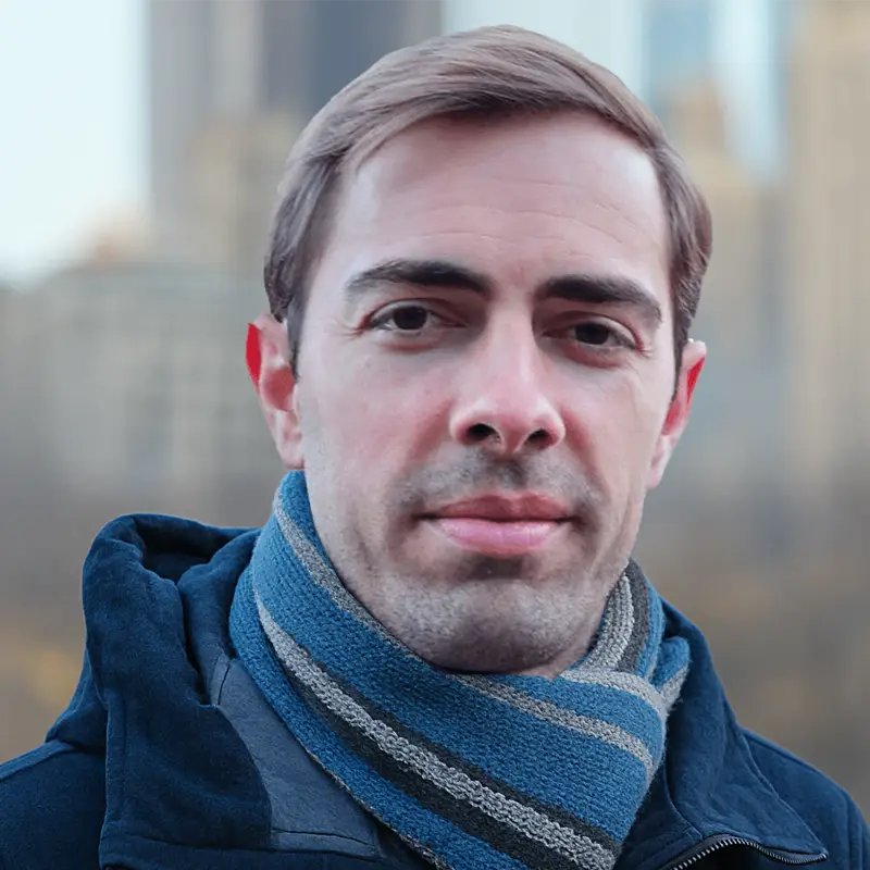 Vitor_pvsoares's tweet card. A explosão de produtos digitais no pós-ChatGPT criou um mercado saturado. A maioria não se destaca e o que importa ao lançar um produto digital.