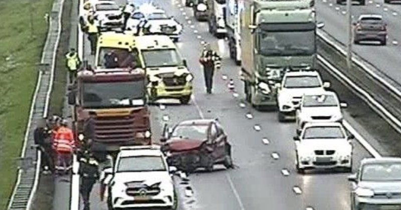 Veel schade en 30 minuten file na fors ongeval