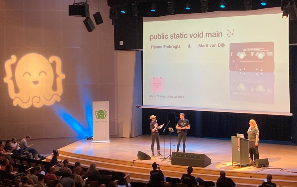 MaritvanDijk77's tweet card. At Joy of Coding 2023 Hanno Embregts and I did a lightning talk / pop music quiz with songs you can sing "public static void main 🎶" to.