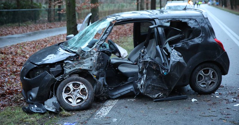 Ernstig eenzijdig ongeval, bestuurder zwaargewond na botsing tegen boom