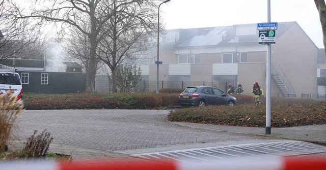 Brand in benedenwoning op Urk met explosiegevaar