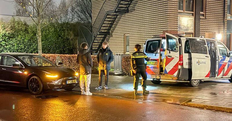 Aanrijding tussen politiebus en Tesla in Amersfoort