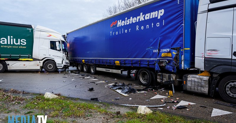 Veel schade na aanrijding tussen twee vrachtwagens