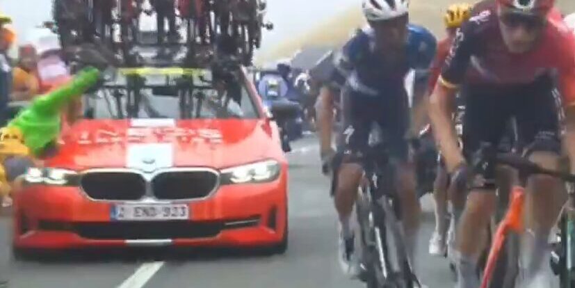 raykerckhoffs's tweet card. Tijdens de veertiende etappe van de Tour de France kwam een ploegleiderswagen van INEOS Grenadiers in aanraking met een toeschouwer. Op televisiebeelden is te zien hoe de wielerfan vlak onder de top...