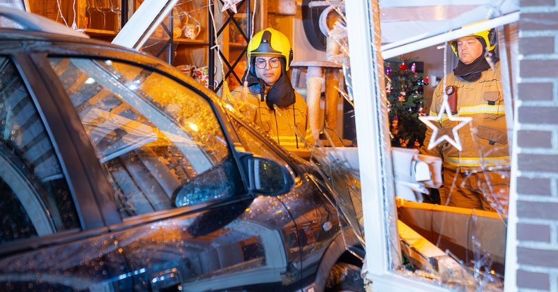 Auto rijdt huis binnen in Oss