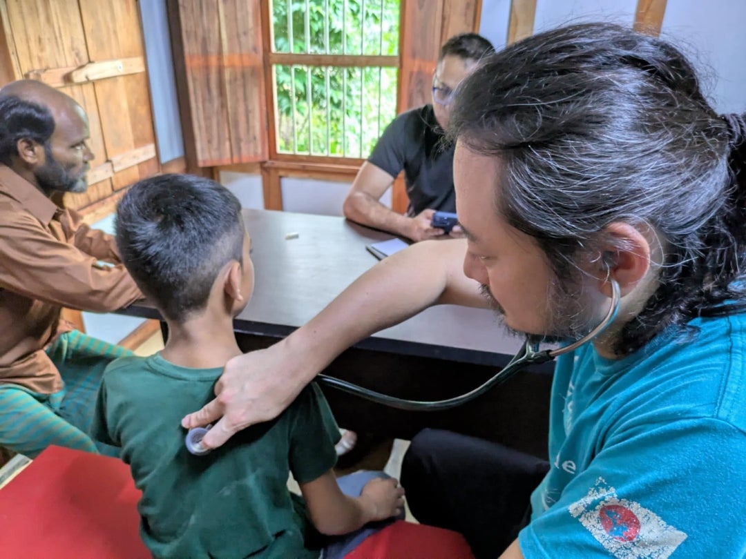 future_code's tweet card. バングラデシュの首都郊外、ショラにある診療所での診療を継続しています。今日も多くの住民が来院しており、ニーズの高さを感じています。  近々、検査技師さんをスタ…