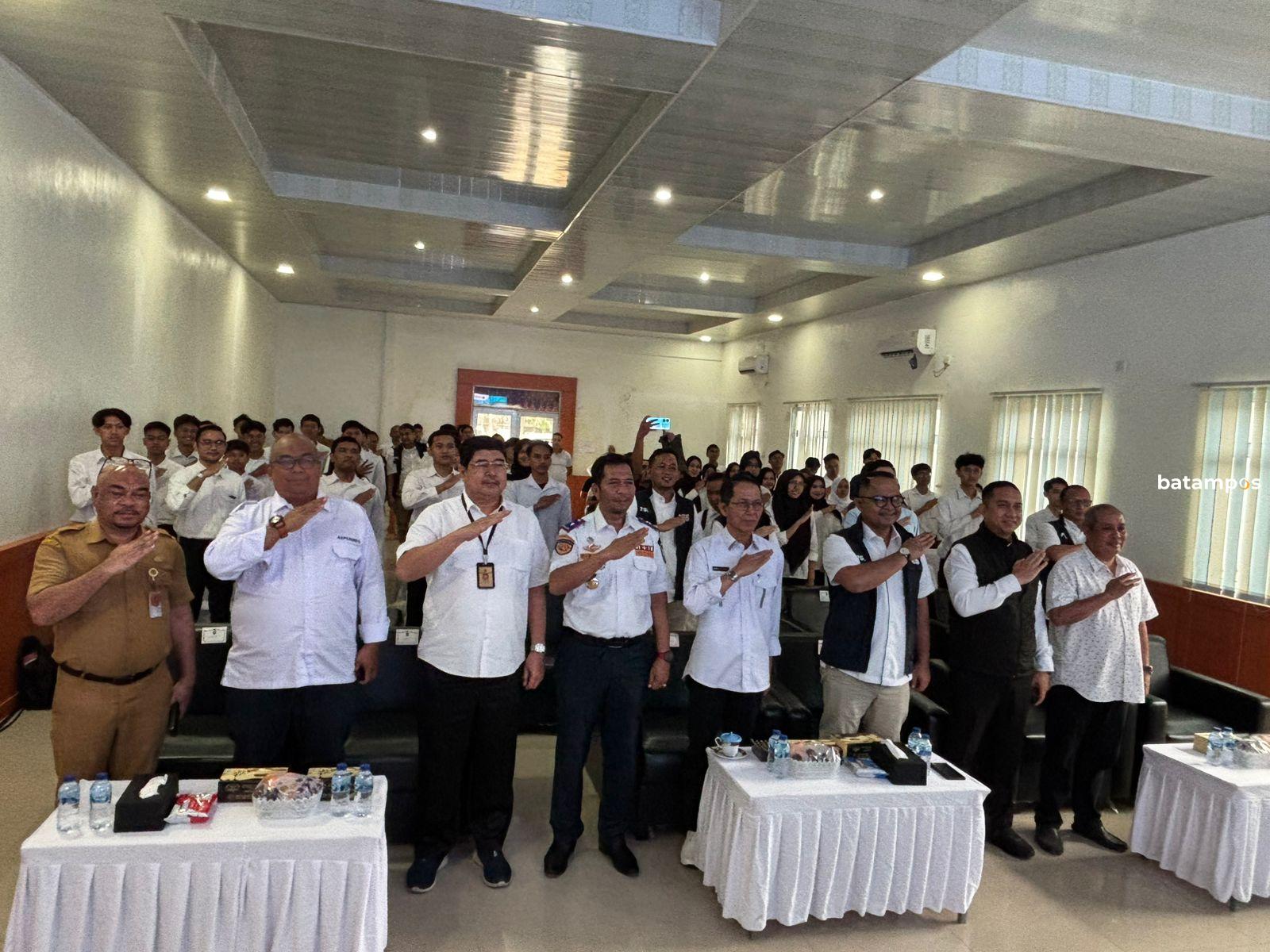 BatamPos's tweet card. batampos— Upaya peningkatan kualitas Sumber Daya Manusia (SDM) di Batam mendapat dukungan PT Integrasi Aviation Solusi atau InJourney Aviation Services (IAS). Perusahaan ini memberi peluang untuk 50...