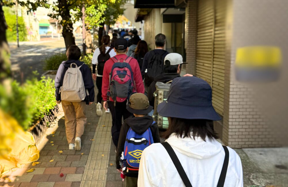 kobe_ipc's tweet card. 澄みきった秋晴れの土曜日、11月15日。空を見上げるだけで気分が上向くような、まさに“お散歩日和”です。そんな日に、ハッピーパックの人気企画「ウォーキング大会」を開催しました。今回のテーマは「西郷の酒蔵をたずねて」JR灘駅からJR摩耶駅まで