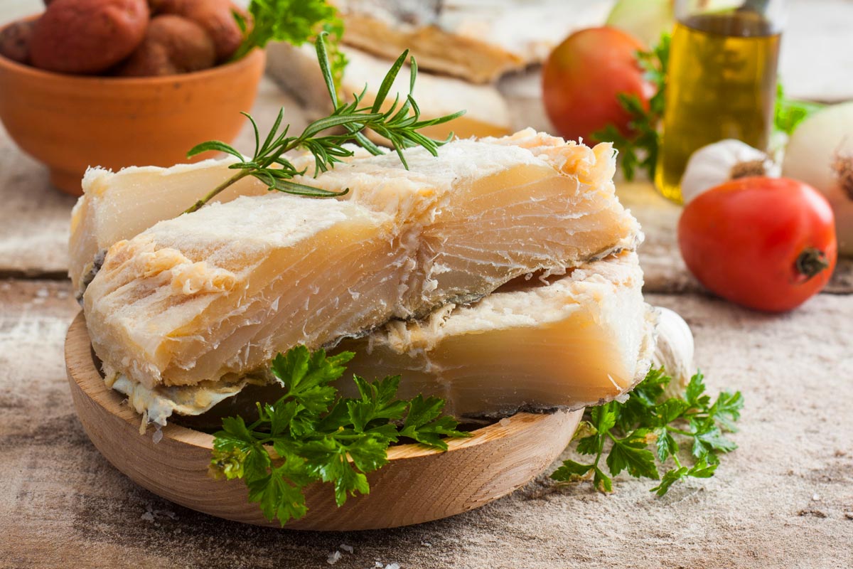 cppme1's tweet card. Portugal, o maior consumidor mundial de bacalhau salgado, enfrenta uma crise silenciosa que ameaça um dos pilares da sua identidade gastronómica. Com mais de