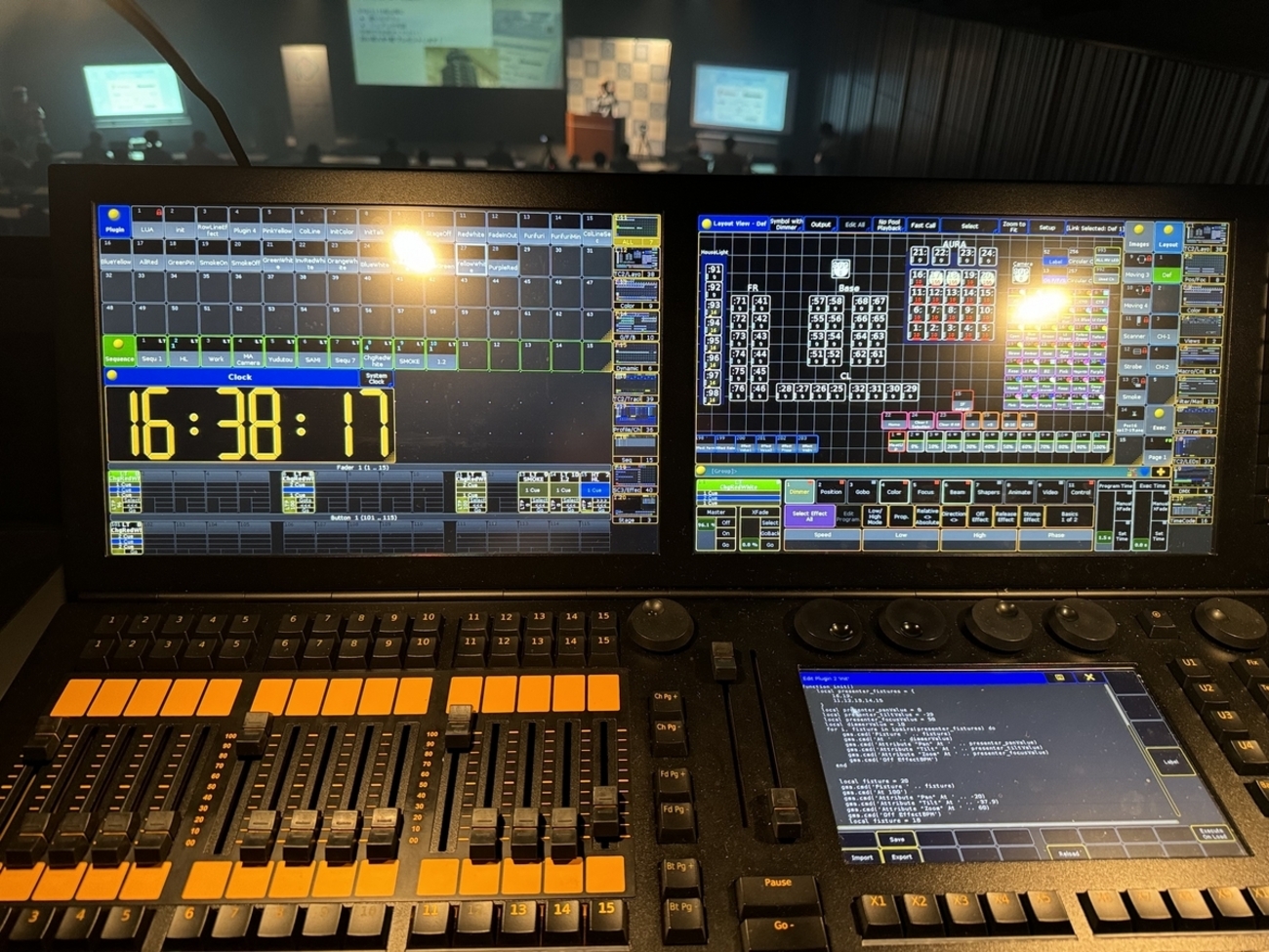 ayako119's tweet card. この勢いでブログ書かないとまずい気がしたので、緊急で書きます。 さて、PHPカンファレンス北海道のテックチームを見せます。 わたしは主にライトをやってました。 ライトまわり はい、オープニングの写真ベースの動画とライトは全部わたしの対応です。 ライトは事前にLuaでPlugin組んだスクリプトをベースにGrandMA2…