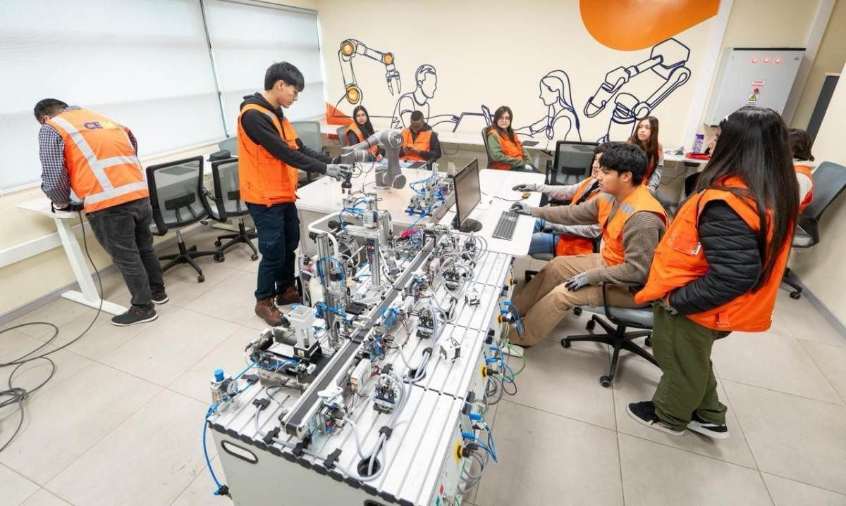 minerialocal's tweet card. El programa Código Futuro, impulsado por Escondida | BHP y Fundación Minera Escondida, ha fortalecido las competencias digitales de más de 8 mil estudiantes de Antofagasta, Mejillones y San Pedro de...