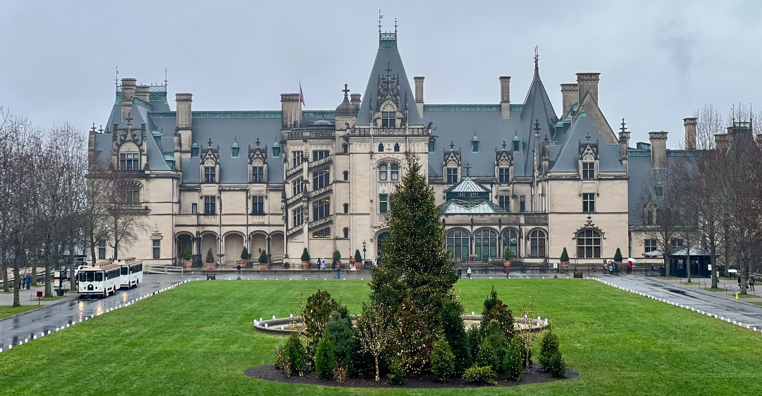 HyperMindAI's tweet card. A practical data analysis post with Python code.