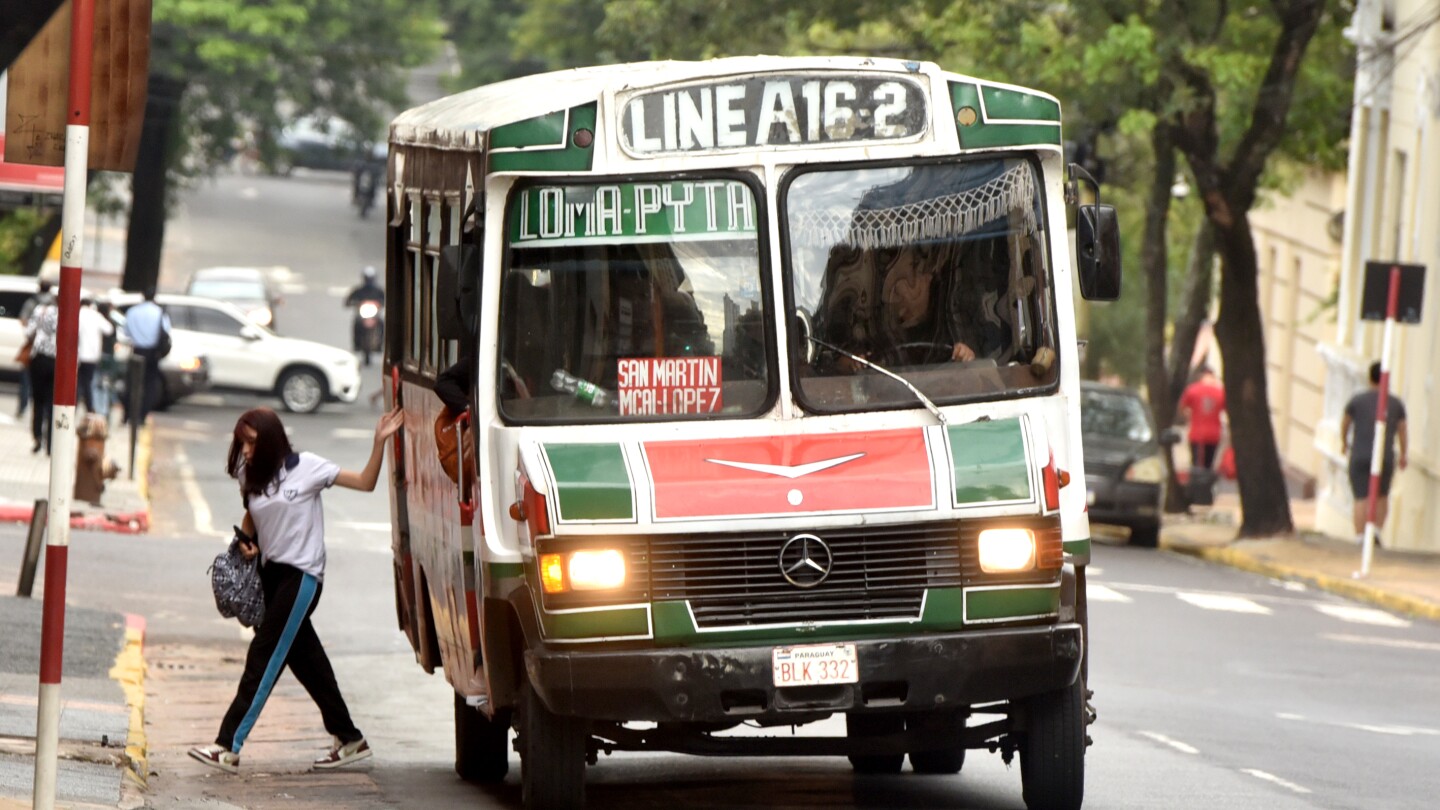 UltimaHoracom's tweet card. A partir de este martes dejaron de operar las unidades de transporte de la empresa La Unión SRL, de la Línea 16, que circula por varios barrios de Asunción y alrededores, reportó el representante de...