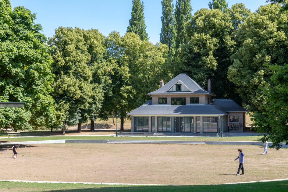 BRUZZbe's tweet card. Na jaren van renovatiewerken krijgt het Park van Vorst opnieuw het uitzicht van de jaren 50.