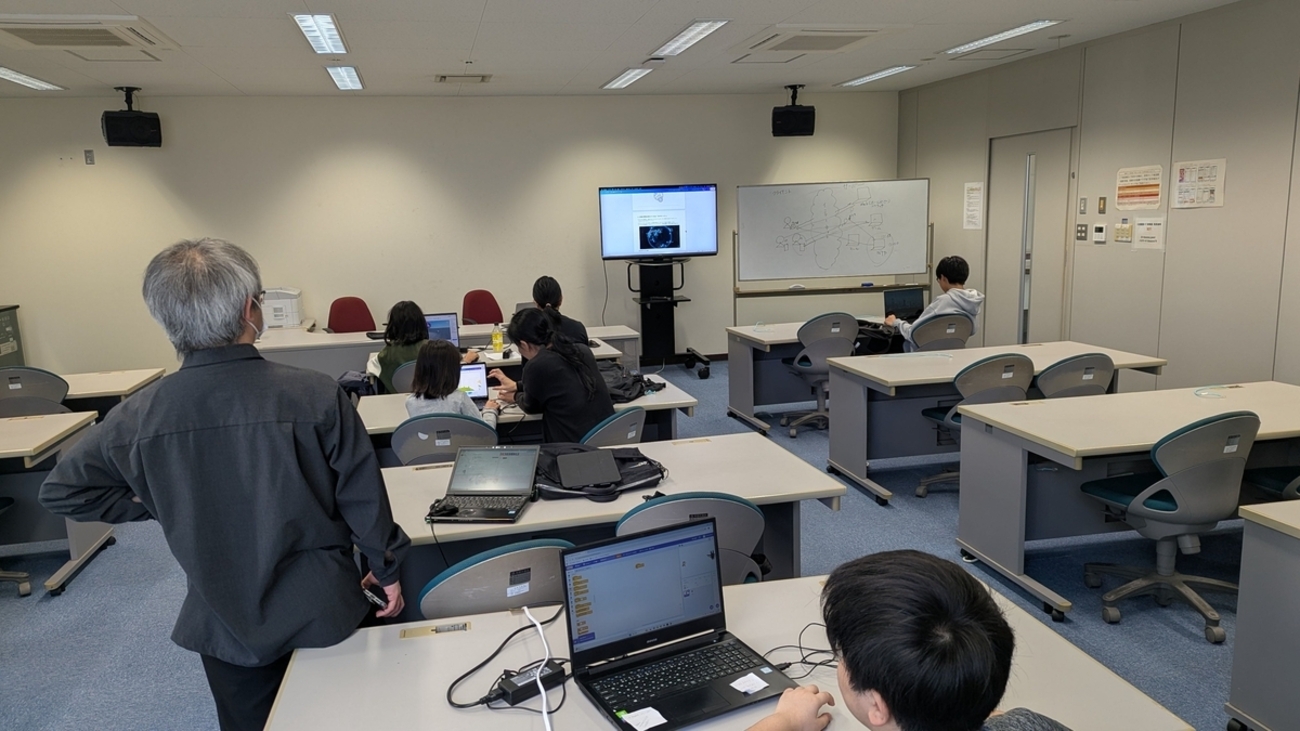 CoderDojoNaha's tweet card. 2025年12月6日(土)に開催しました。 今回は4組の参加となりました。 参加ニンジャ 中学3年生: 1人 小学6年生: 1人 小学5年生: 1人 小学3年生: 1人 合計: 4人 前半はパソコンやスマホの時間が正確な仕組みについて皆で学びました。 (スライド) コンピュータの時計が正確な理由 後半は、各自がそれぞれ…