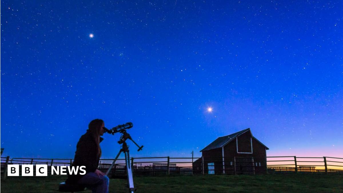 skymapdevs's tweet card. The dazzlingly bright planets appear extremely close together in the dark sky this weekend.