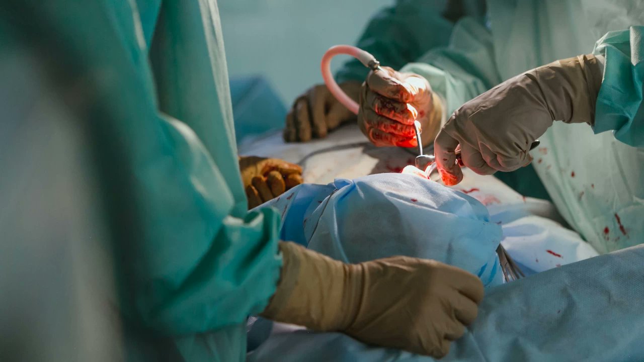 News9Tweets's tweet card. The woman has been identified as Munishra Rawat, and she was suffering from a stone-related ailment. On December 5, her husband Tehbahadur Rawat took her to Kothi's Shri Damodar Aushdhalaya for...