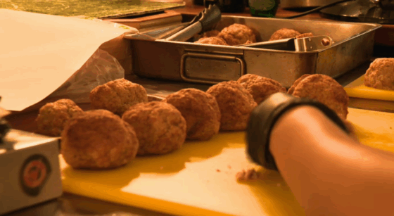 l_a_u_r_e_n_t's tweet card. MangiaSempre a été désigné, dimanche, vainqueur de la deuxième édition du concours Chaud Boulette. L’établissement Peter & Sabine a remporté le prix du public. La compétition qui a eu lieu dans...