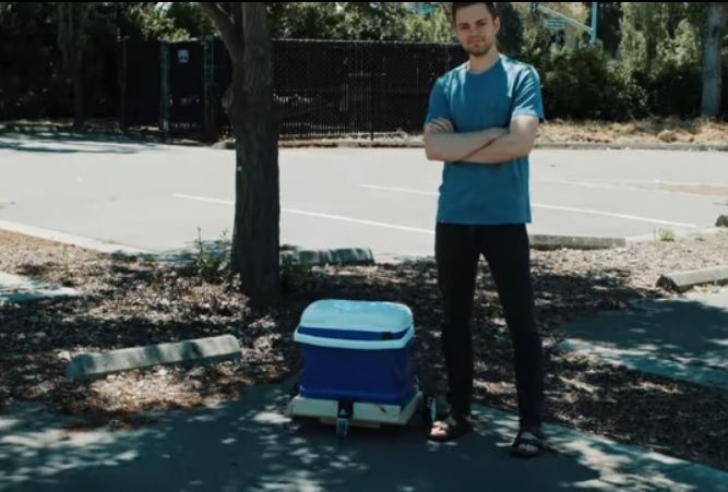 arduino_robot_'s tweet card. Con la llegada del calor y el buen tiempo es hora de ir a la playa o al monte así que construye una mini nevera portátil que te sigue a todas partes