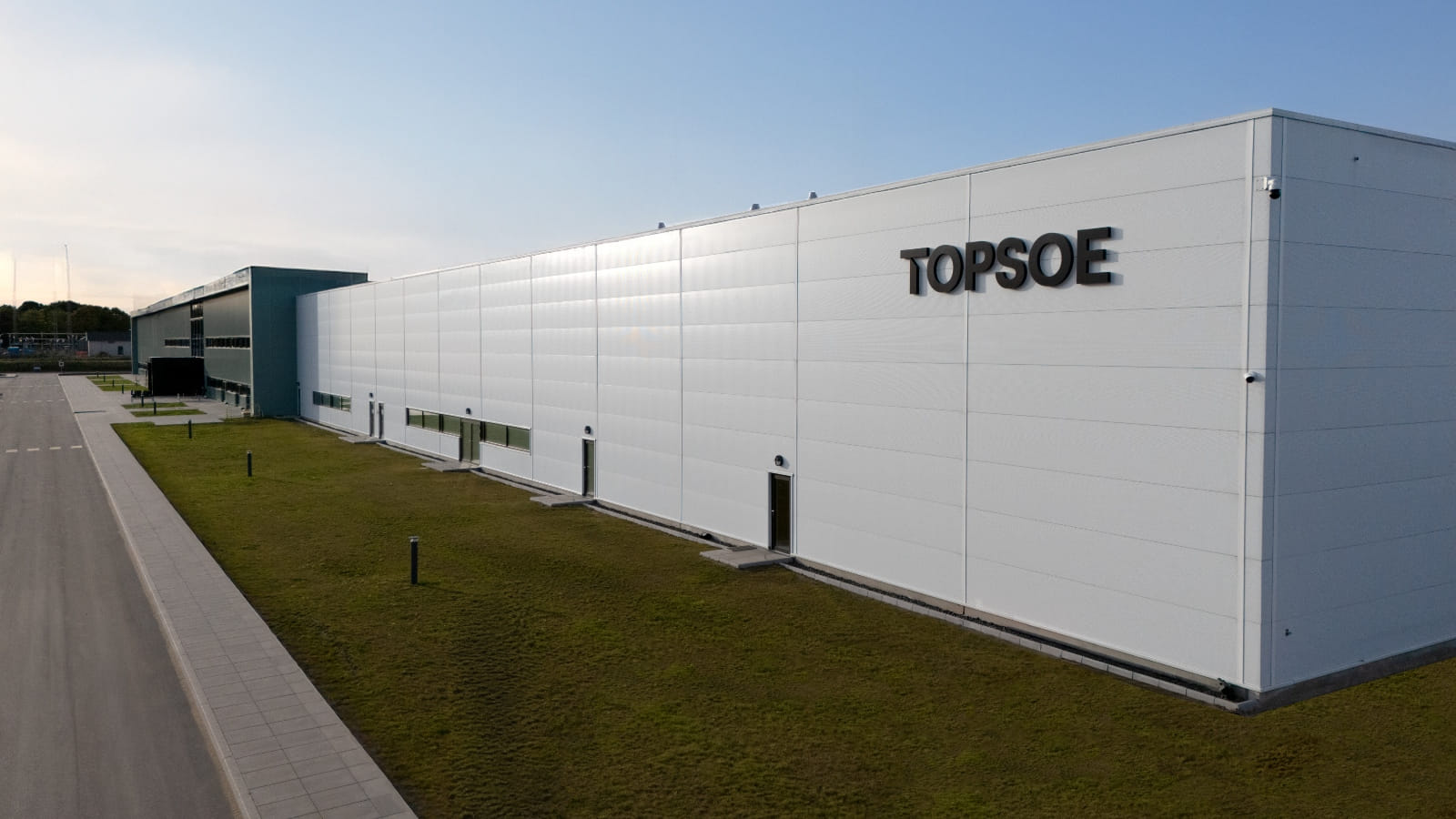 GenerationEnlit's tweet card. The facility is said to the largest of its kind in Europe, initially designed to manufacture 500MW of electrolysers per year.