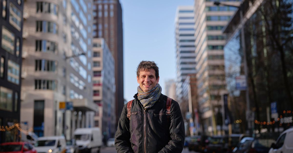 JGronden's tweet card. Wouter Veldhuis, Rijksadviseur: Grote projecten zoals Lelystad Airport hebben verstrekkende en onomkeerbare gevolgen voor de inrichting van Nederland, waarschuwt Rijksadviseur Wouter Veldhuis. Dat...