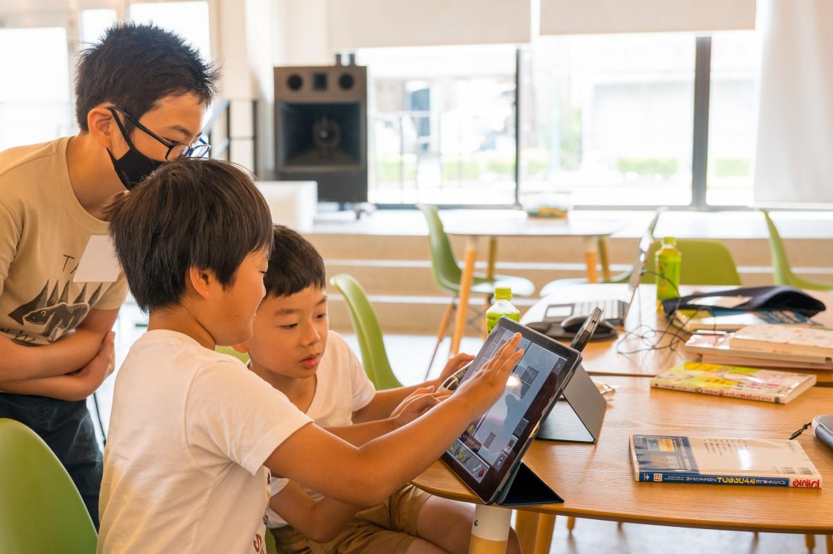 ashikaga_keizai's tweet card. 子どもを対象としたプログラミングクラブ「CoderDojo（コーダー道場）足利」が7月23日、コワーキングスペース「マチノテ」（足利市伊勢町）で開催された。