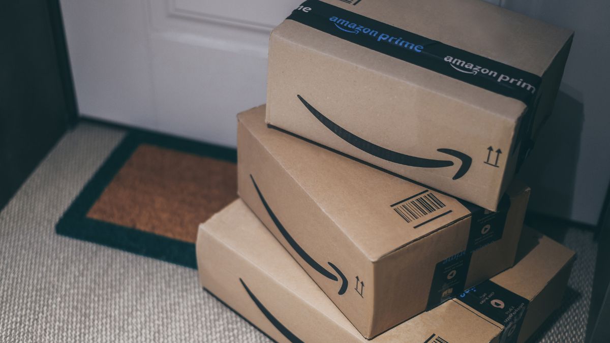 bitswift_tech's tweet card. Scammers are stepping up their game for the holidays, impersonating brands to trick people into handing over their accounts.