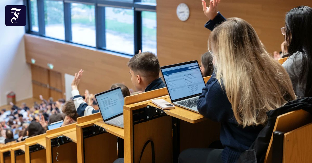 PhilipPlickert's tweet card. KI verändert das Studium grundlegend, sagt Zukunftsforscher Hartwin Maas. Im Interview erklärt er, warum akademische Abschlüsse an Wert verlieren – in einigen Fächern ganz besonders.