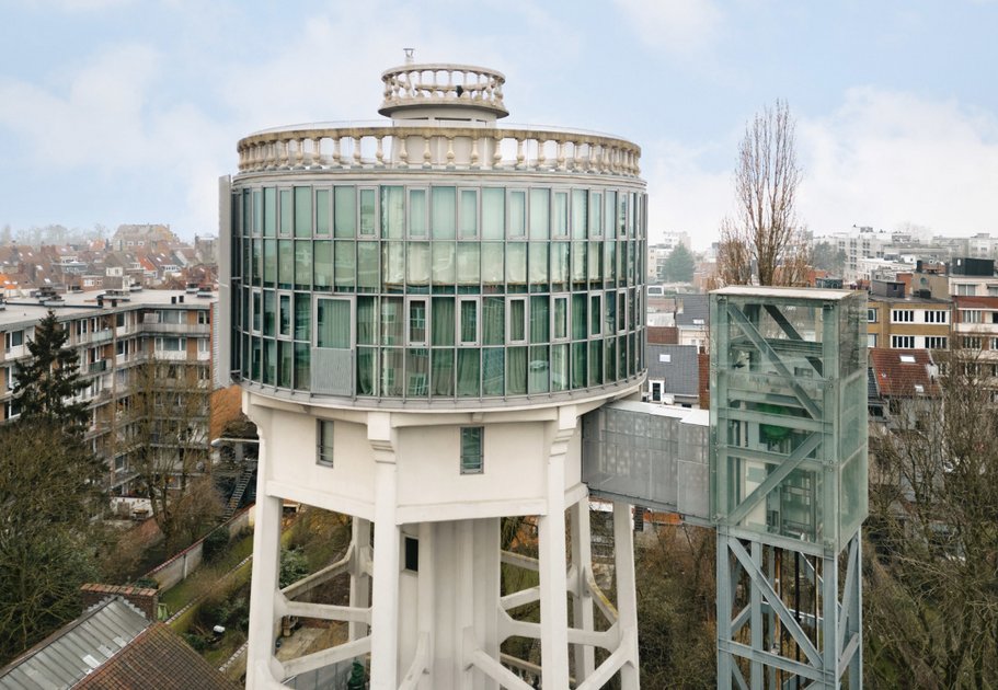 BRUZZbe's tweet card. Wonen in een watertoren, het is weinigen gegeven. Wie er toch van droomt, kan zijn kans wagen in Vorst.