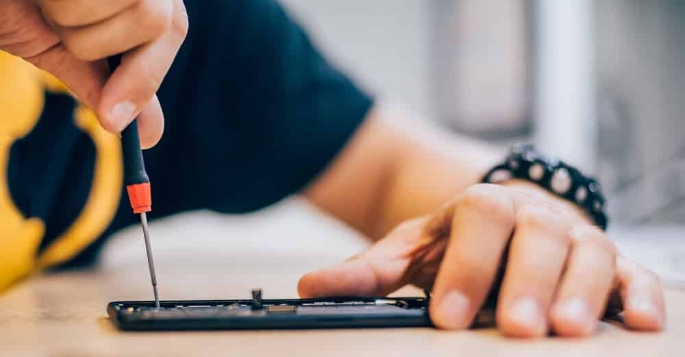 FabLabLeon's tweet card. Muchos fabricantes están convirtiendo en una misión casi imposible reparar dispositivos que nos compramos. Necesitamos manuales, herramientas y componentes a...