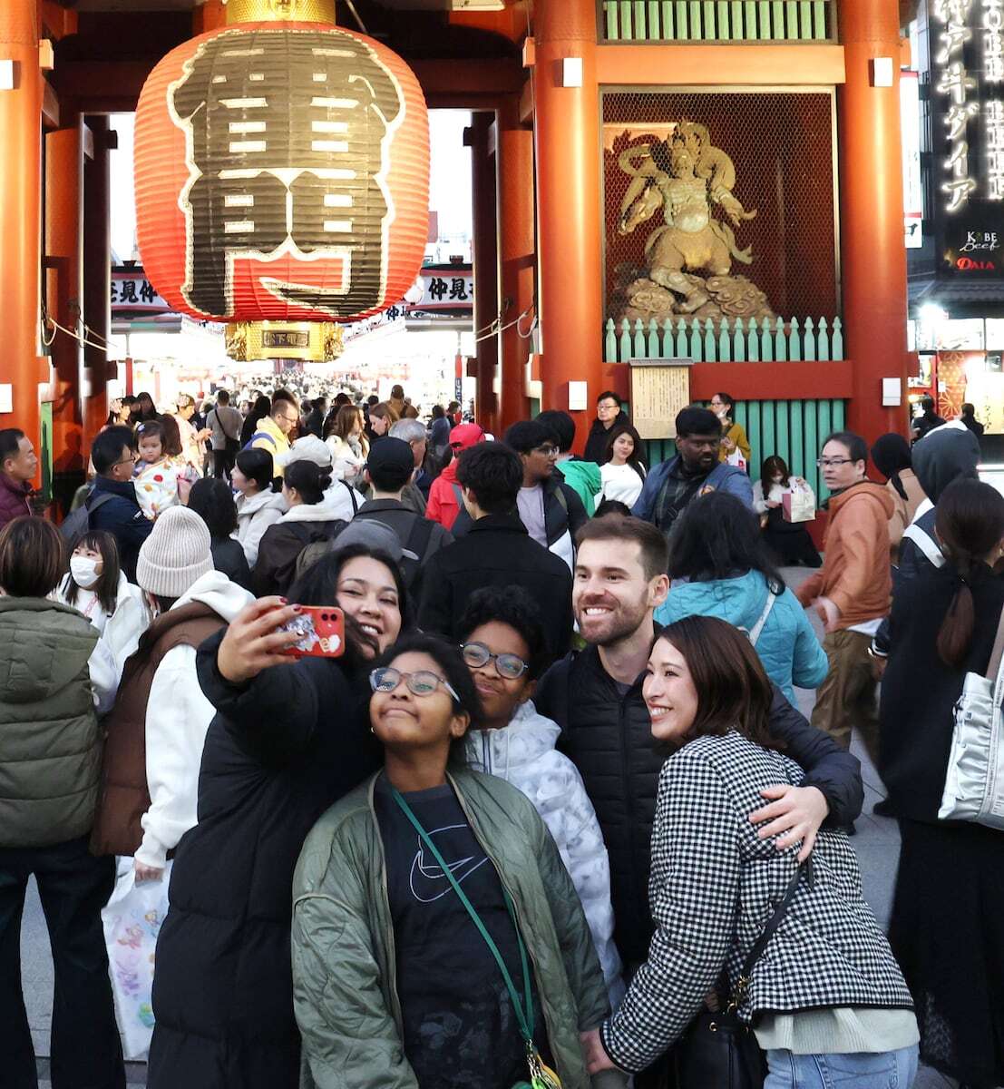 1v1_1v1's tweet card. 中国政府の日本への渡航自粛要請から14日で1カ月となる。インバウンド（訪日客）を受け入れてきたホテルや旅館で予約キャンセルが相次いだが、事前決済を導入する宿泊施設も多く、「代金踏み倒しリスク」の回避