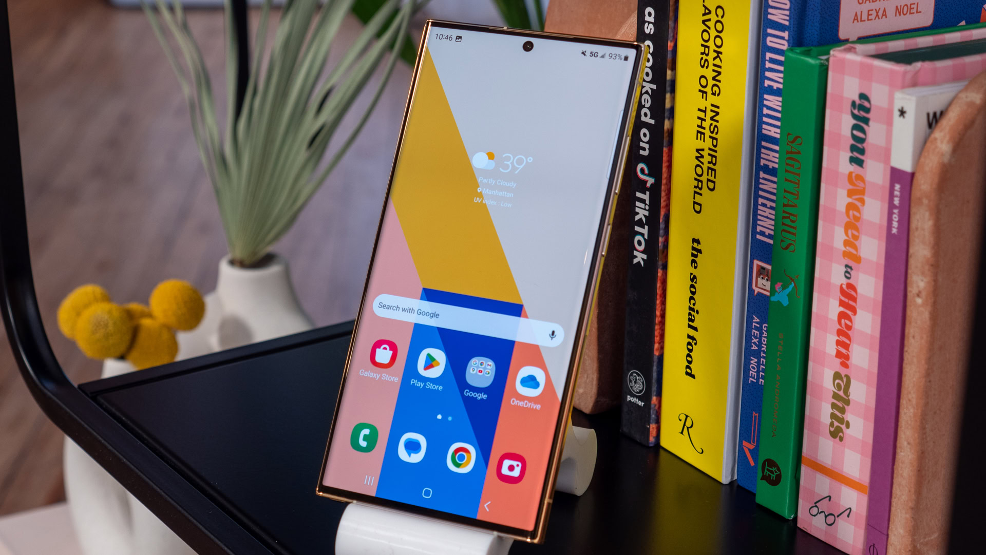 TechVibes9's tweet card. Samsung says the display of the new Galaxy S23 Ultra is not defective. However, it could sometimes appear squashed or pressed in places.