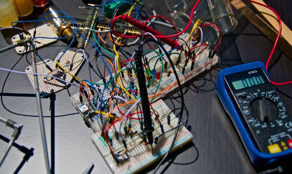 Arduino_ES_'s tweet card. Entender por qué y cómo usar las resistencias pull-up y pull-down es obligatorio para construir tu primer circuito basado en Arduino Las resistencias pull-up y pull-down se utilizan para polarizar...