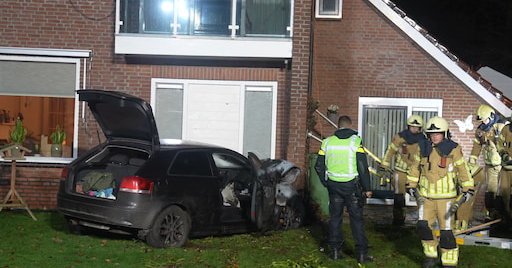 Auto rijdt tegen woning in Zuidveen
